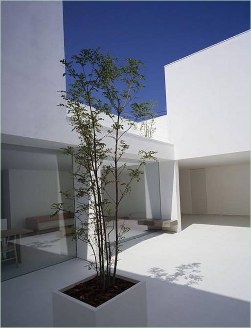 Den indre gårdhave af White Cave House i Japan