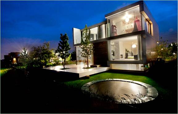 Belyst facade af Villas S2