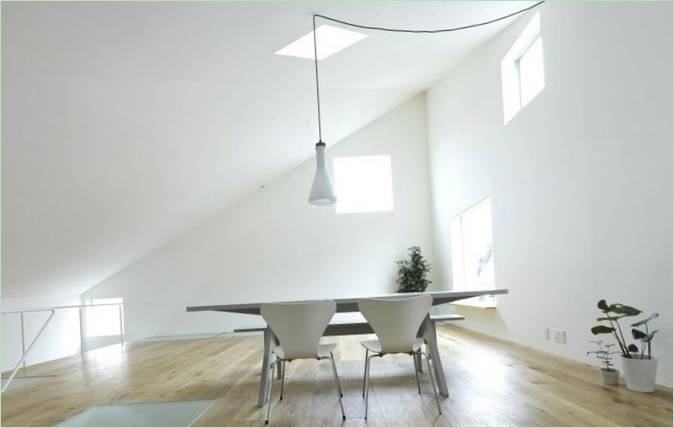 Hvid indretning af spisestuen