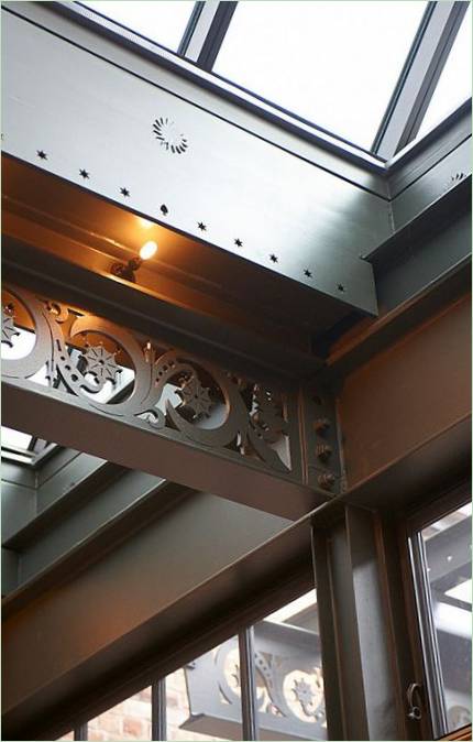 Metal loftsbjælker med ornament