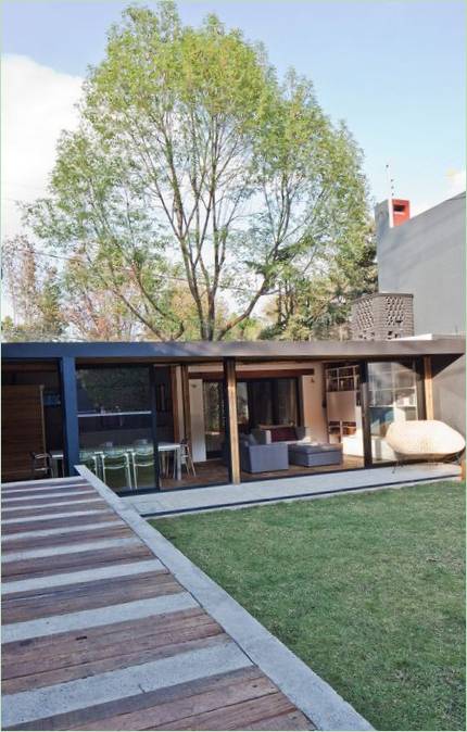 Casa Calero originalt hus med sort og rød facade af DCPP arquitectos, México City, Mexico