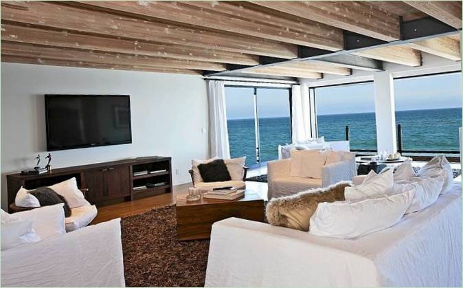 Indretning af stuen på Celebrity Charm i Malibu