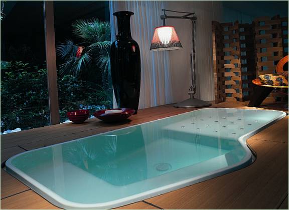 En indendørs spa med glasvægge