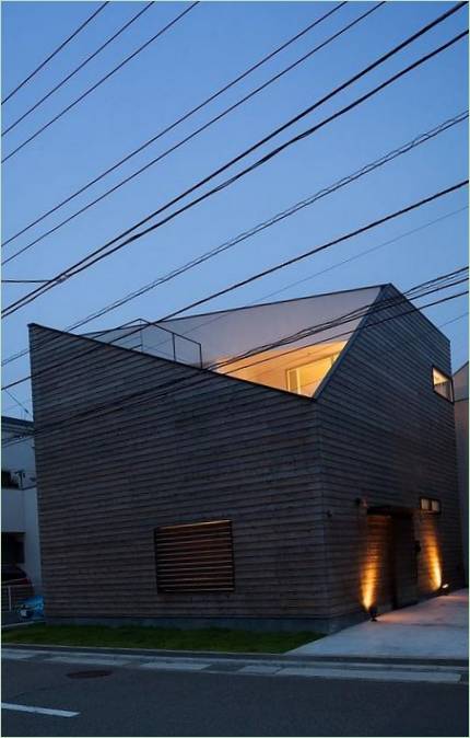 Facade af asymmetrisk hus Ofuna