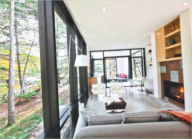 Stue med store vinduer i et sommerhus i Val-des-Monts