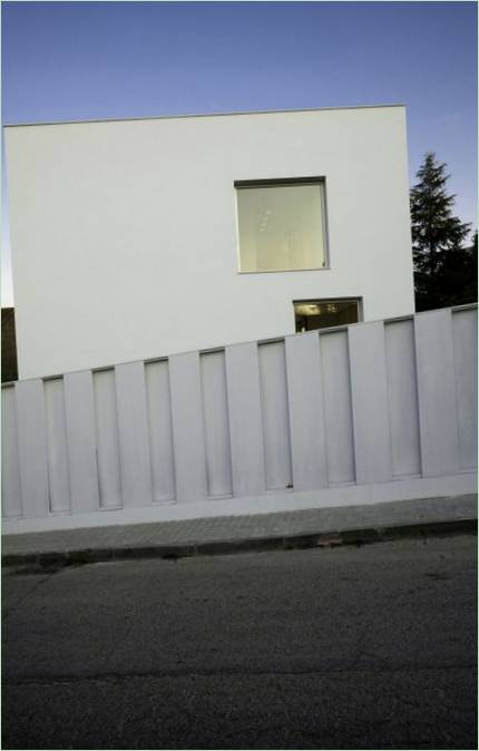 Casa I privatbolig omgivet af et hegn
