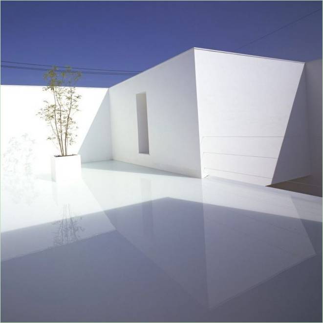 Gårdspladsen i White Cave House