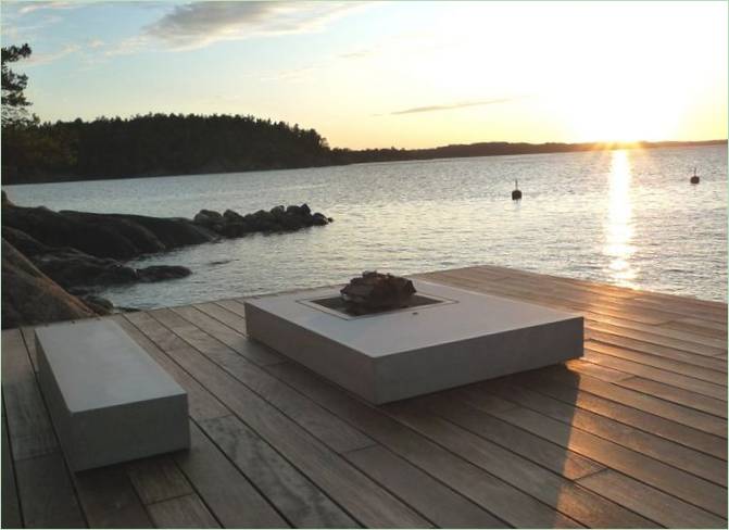 Överby House terrasse ved søen i Sverige