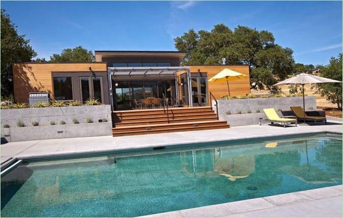 Bred pool foran villaen