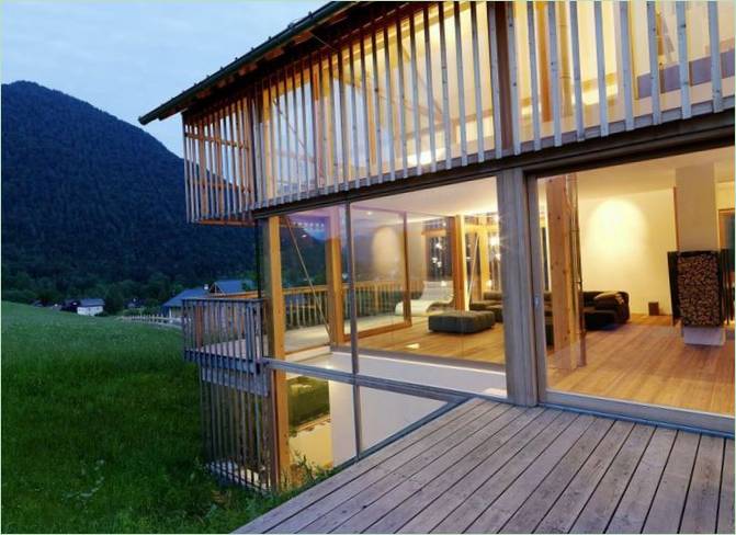 Glasfacadehus i Østrig: terrasse om aftenen