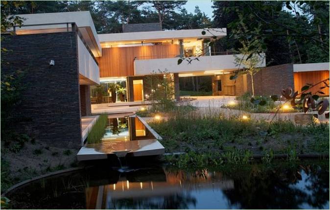 Belysning af huset og dammen om aftenen