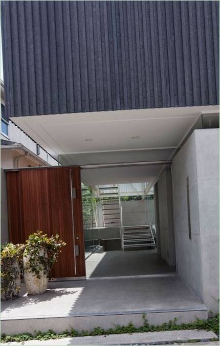 Hovedindgangen til et rækkehus i Tokyo