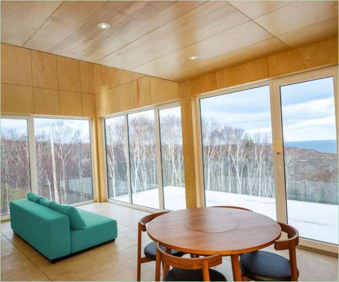 Hus med rustik træfacade af Design Base 8: Udsigt til den lokale natur Hus med træfacade af Design Base 8: udsigt til den lokale natur
