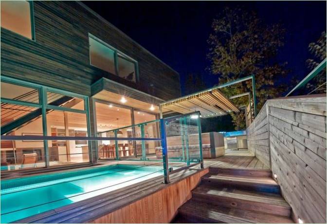 Projekt af et hus med en swimmingpool: belysning om aftenen