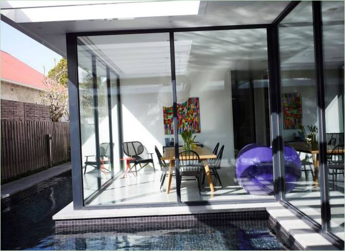 Usædvanligt moderne design af et fritliggende hus i en forstad til Melbourne, Australien
