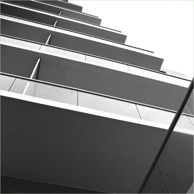 Facade af et boligkompleks ved bugten