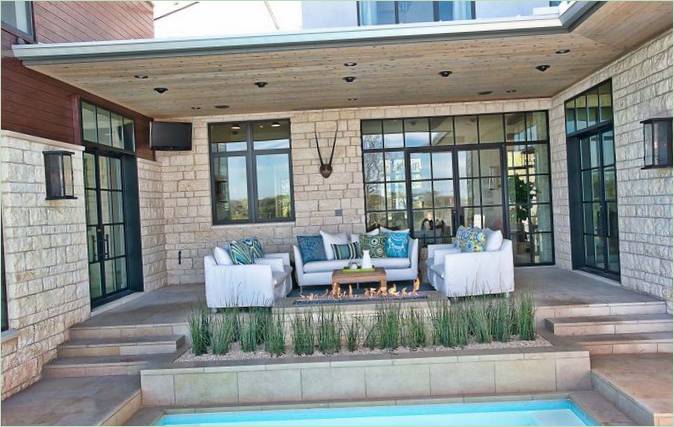 Patio med pejs på Cat Mountain Residence i Texas