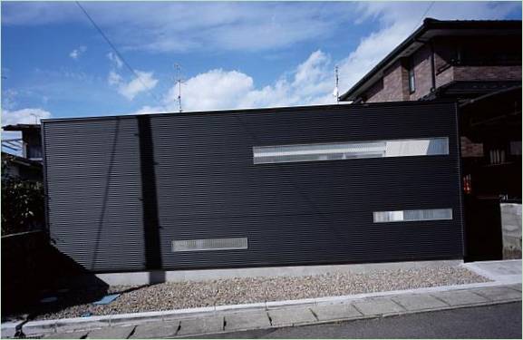 Metalfacade på et hus i Fukushima