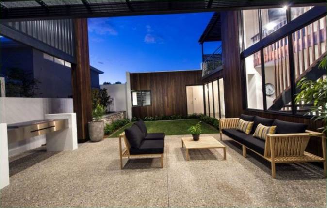 Indretning af et sommerhus af Residential Attitudes: Træmøbler på en åben terrasse