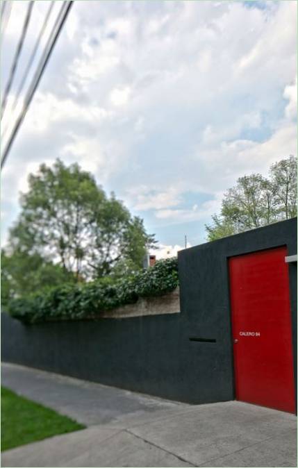 Casa Calero originalt hus med sort og rød facade af DCPP arquitectos, México City, Mexico