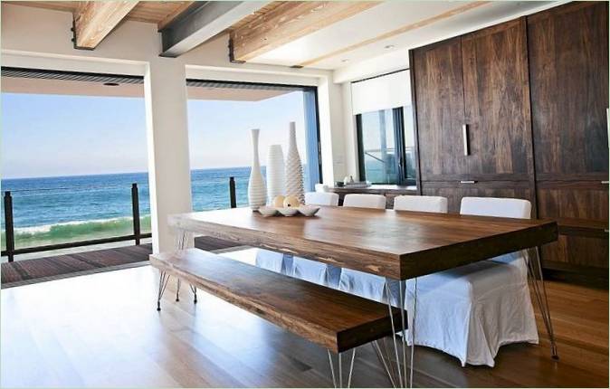Indretning af spisestuen i Celebrity Charm Mansion i Malibu
