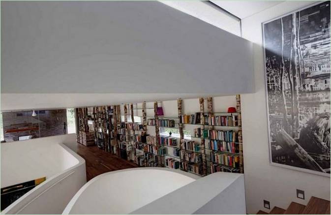 Den perfekte blanding af sten, beton og træ i det indvendige design af et hus