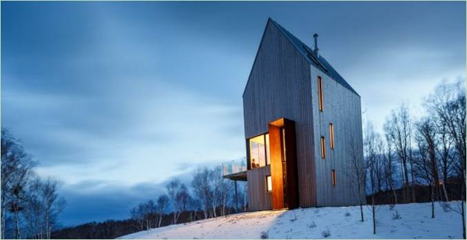 Hus med træfacade af Design Base 8: hus på en bakke Hus med træfacade af Design Base 8: hus på en bakke