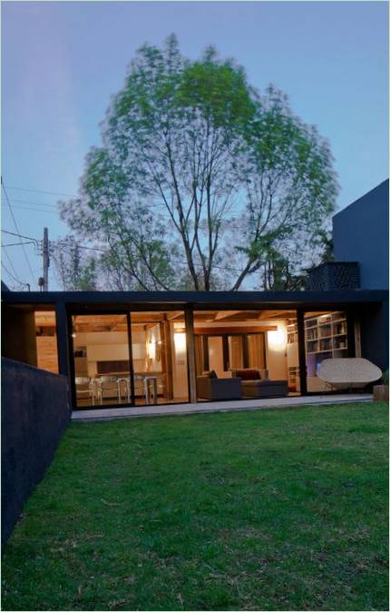 Det originale Casa Calero-hus med en sort og rød facade af DCPP arquitectos, México City, Mexico