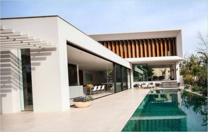 Terrasse med swimmingpool