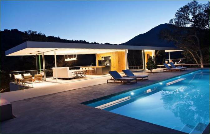 Aftenbelysning af poolen ved Turner Residence i Californien