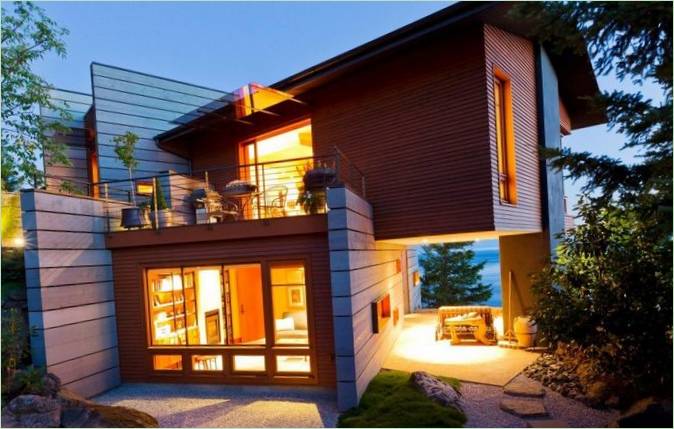 Baggrundsbelyst hus om aftenen