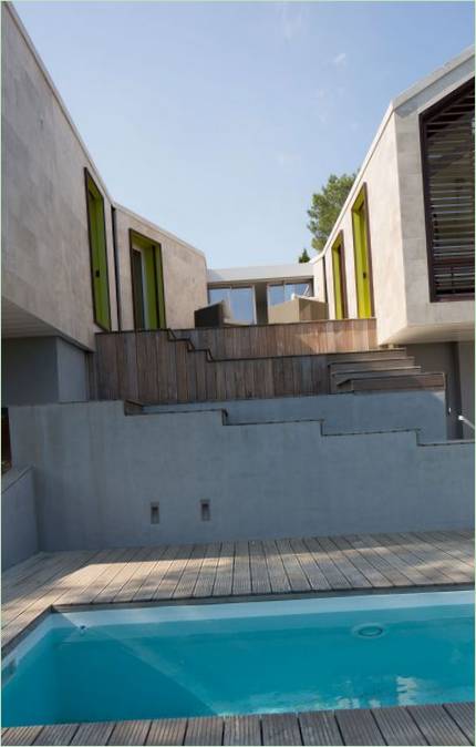 Indretning af et hus i en fyrreskov i Montpellier, Frankrig
