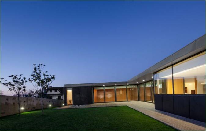 Indretning af et minimalistisk hus i udkanten af Santa Maria da Feira, Portugal af Arquitectos Matos