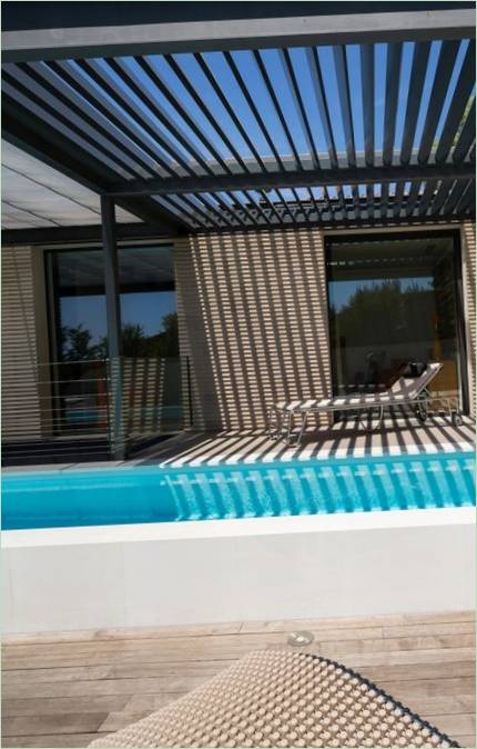 Loungeområde ved poolen under en gitteroverdækning