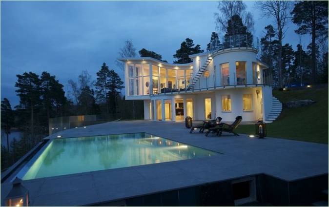 Belysning af poolen om aftenen