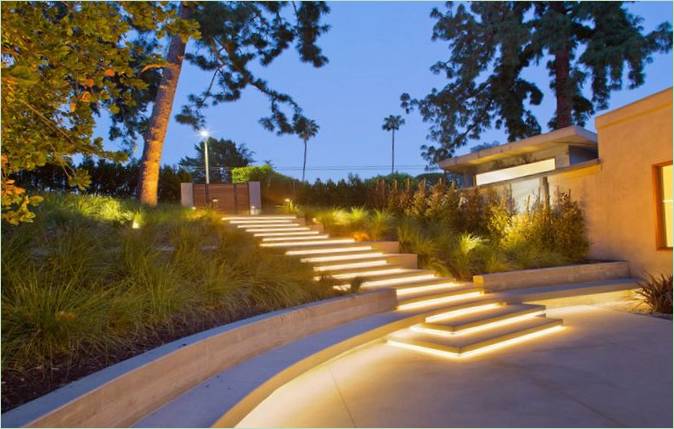 Lys oplyst trappe i en villa i Los Angeles