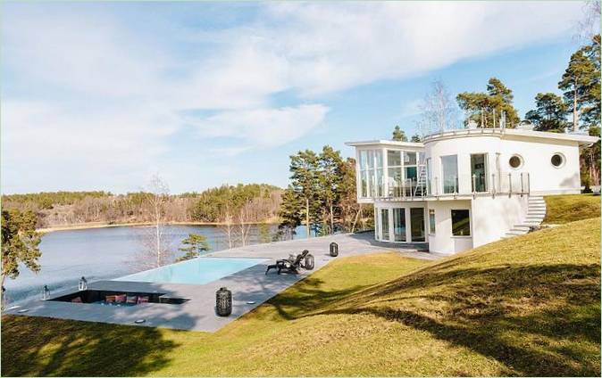 Et fritliggende hus med en swimmingpool