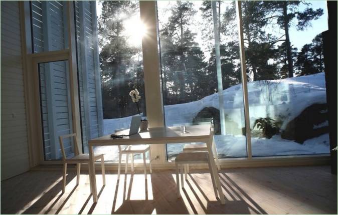 Spisestuen i et moderne skovhus i Finland