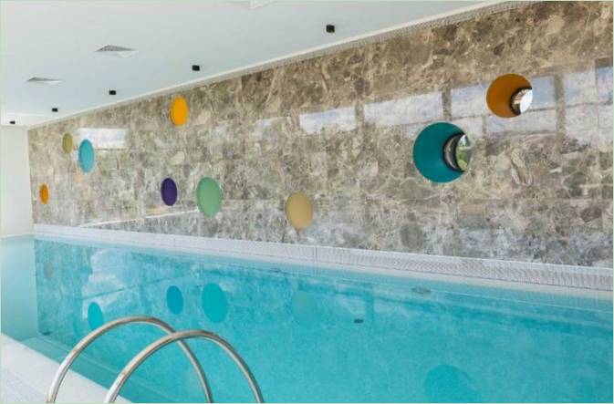 Overdækket swimmingpool i en privat bolig