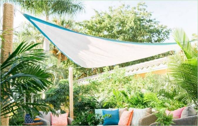 Have-lounge under et trekantet tag