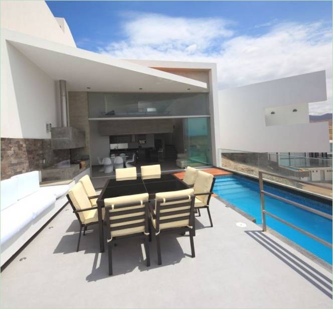 Terrasse ved poolen