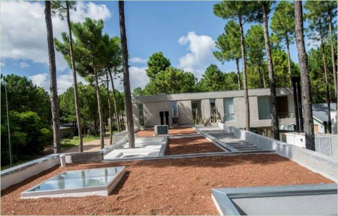 En villa lavet af monolitiske betonblokke