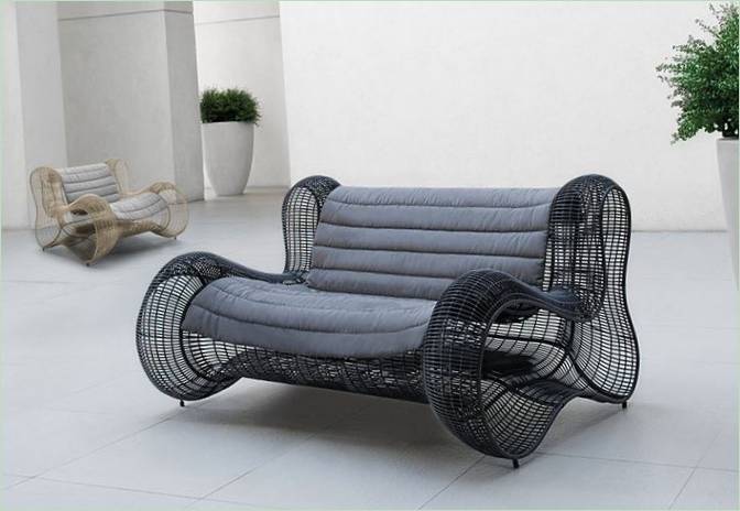 Moderne udendørs møbler: sofa med metalramme