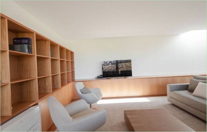 Indretning af et minimalistisk hus i udkanten af Santa Maria da Feira, Portugal af Arquitectos Matos