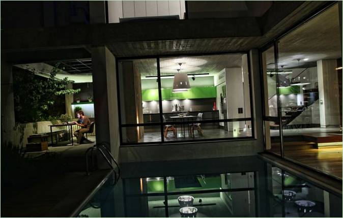 Den enkle indretning af et hus: en swimmingpool uden belysning