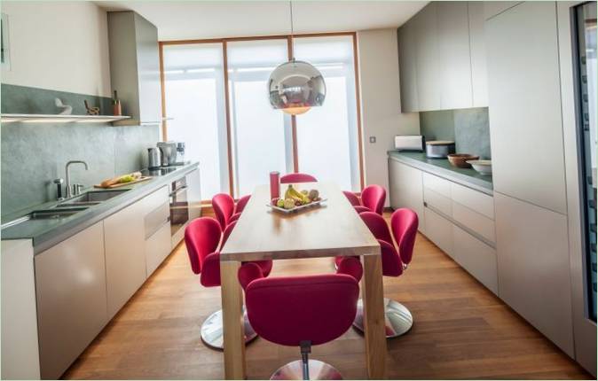 Træ køkkenbord med lyse pink