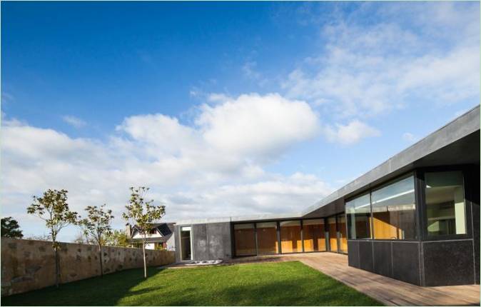 Indretning af et minimalistisk hus i udkanten af Santa Maria da Feira, Portugal, af Arquitectos Matos