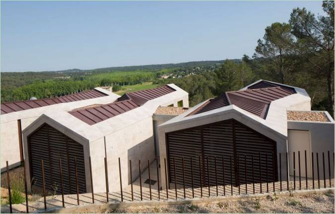 Indretning af et hus i en fyrretræslund i Montpellier, Frankrig