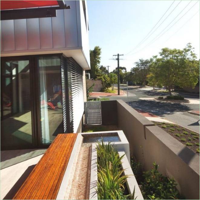 Havearbejde på terrassen i South Perth House