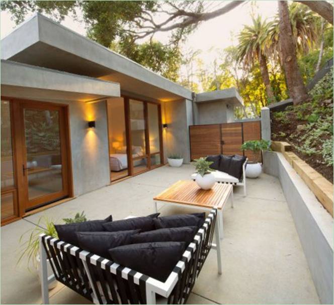 Originale sorte sofaer med sorte puder på terrassen i en villa i Los Angeles